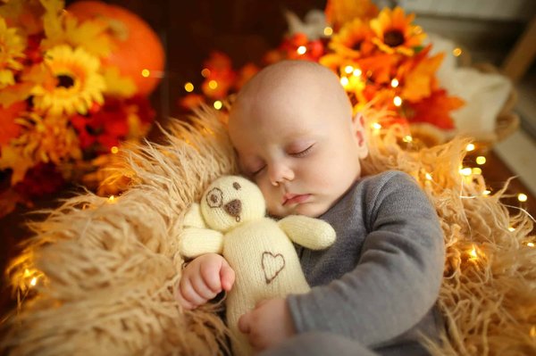 Un enfant de 12 mois peut-il dormir avec une peluche ?
