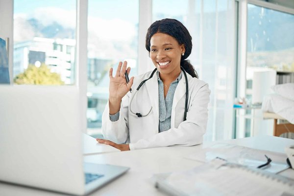 Quelles sont les méthodes de communication utilisées pour contacter la clinique?